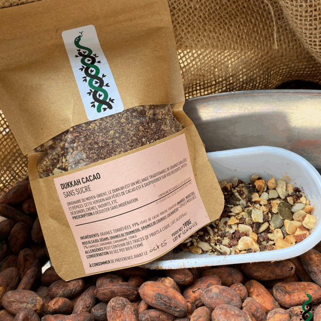 Assemblage de graines torréfiées dont le grué de l'Officine du Cacao