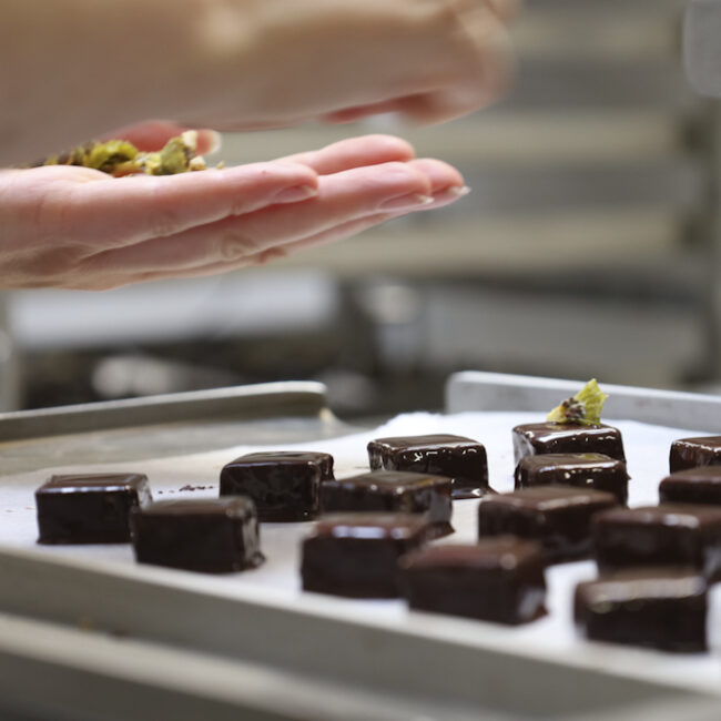 Décor des bonbons  pendant l'enobage, ©Eddy Graeff